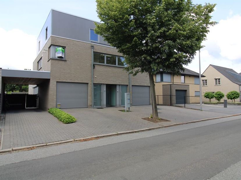 Op zoek naar een instapklare duplex met ruimte, licht en comfort op een rustige ligging? Dan is deze topper op de Hermanslaan in Maasmechelen precies