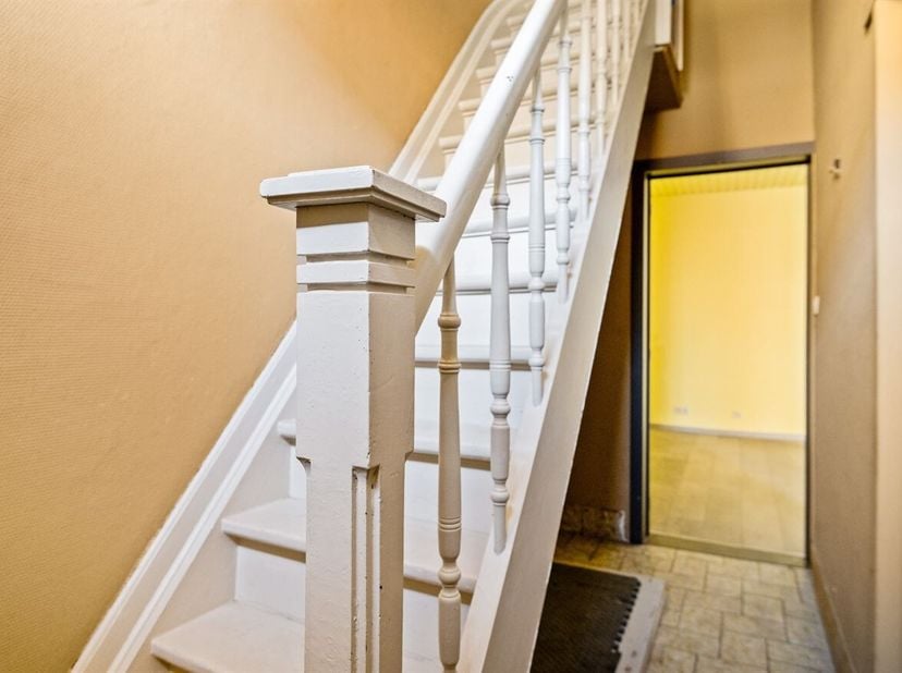 Situation : Cette maison de deux chambres à coucher avec une cour agréable est située dans la Vosstraat à Anvers-Berchem, un quartier résidentiel et c