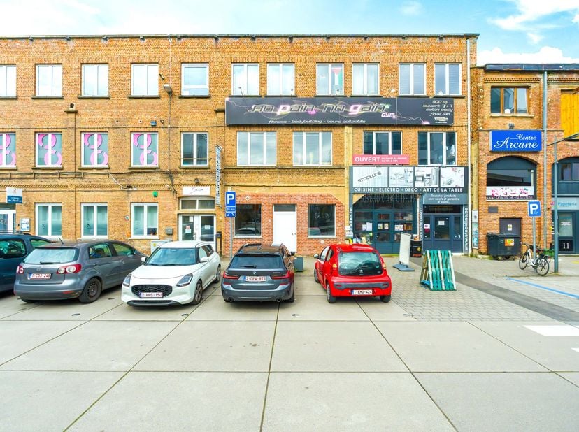 GENVAL, situé en plein cœur du site des Papeteries, exceptionnel ESPACE PROFESSIONNEL totalisant 170m², intégralement remis à neuf ! Idéalement situé