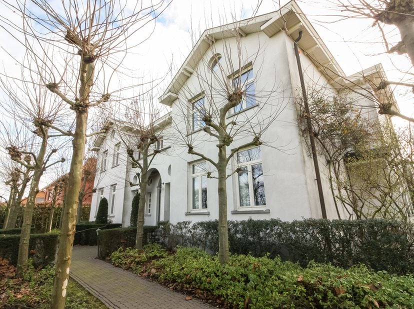 MODERNE VILLA MET ZWEMBAD - <br />
<br />
Aan de Runksterkiezel 48 in Hasselt vindt u deze moderne villa uit 2000, prachtig gelegen in een rustige, gr