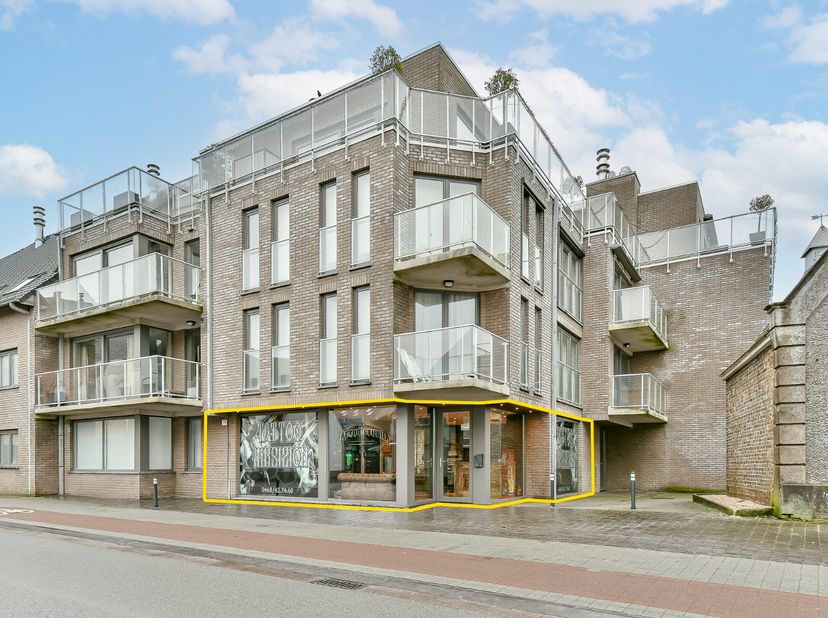Dit instapklare handelspand van 66 m², in gebruik genomen in 2015, combineert een praktische indeling met veel lichtinval dankzij de raampartijen aan