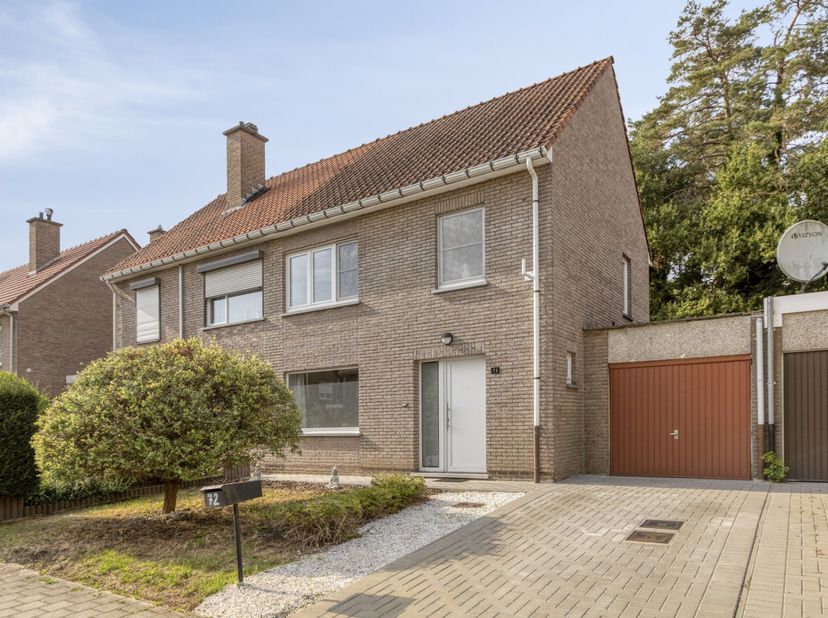 Aan de Dennenstraat 72 in Leopoldsburg vind je een aangename gezinswoning die meteen een warm gevoel geeft. De rustige, residentiële ligging maakt dez