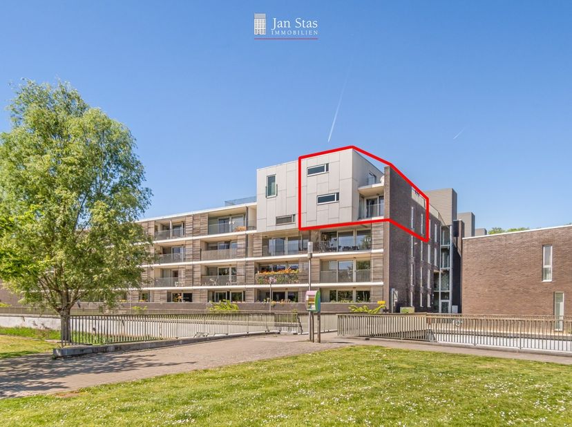 Dit bijzonder ruime en energiezuinige appartement dat gelegen is op verdiepingen 3 &amp;amp; 4 van een in 2009 opgetrokken gebouw biedt ruimte, licht, com