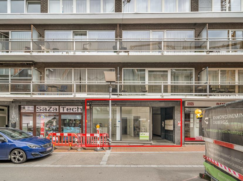 Ontdek dit interessante handelspand, gelegen aan de Winterslagstraat in het centrum van Genk. Met een oppervlakte van ca. 60 m² is dit het ideale pand