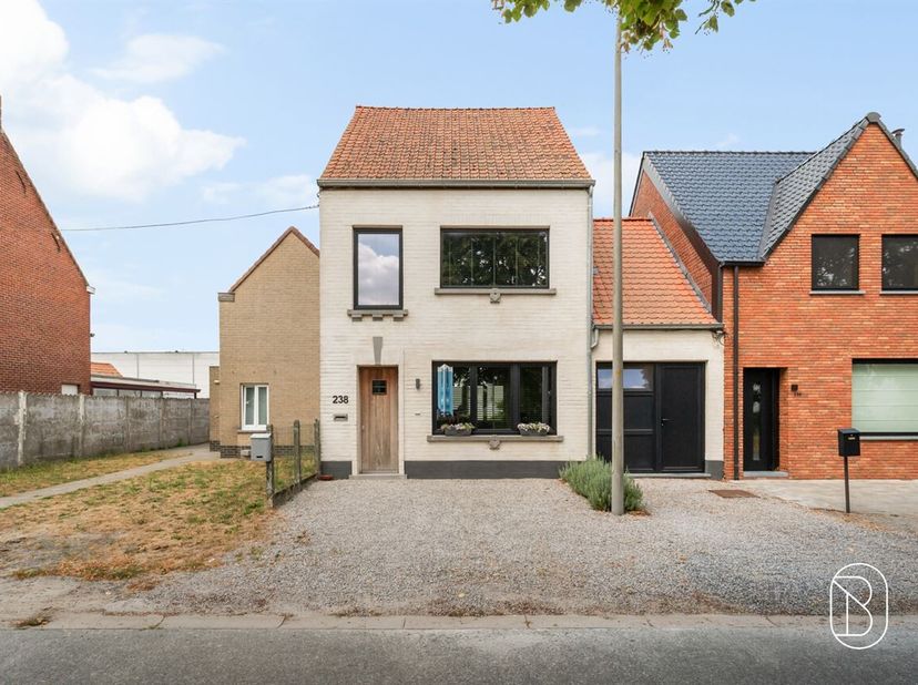 Prachtig gerenoveerde gezinswoning met aangelegde tuin en tal van mogelijkheden!<br />
Instapklaar, gezellig én volledig vernieuwd  absoluut uw bezoek