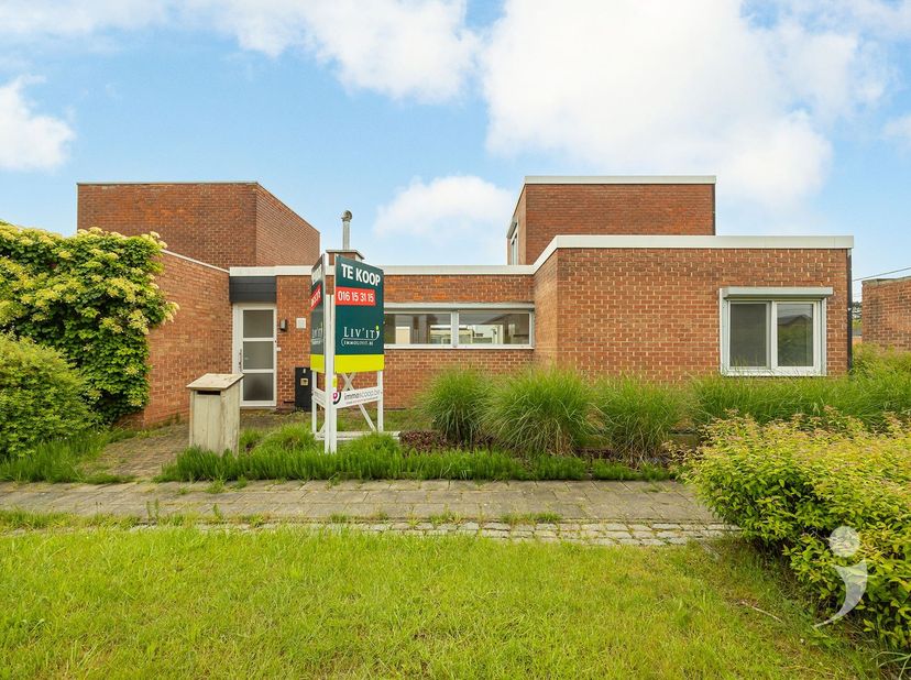 Volledig gerenoveerde woning in zeer rustige woonwijk.<br />
Deze woning werd enkele jaren geleden volledig gerenoveerd.<br />
Ze bestaat uit een inko
