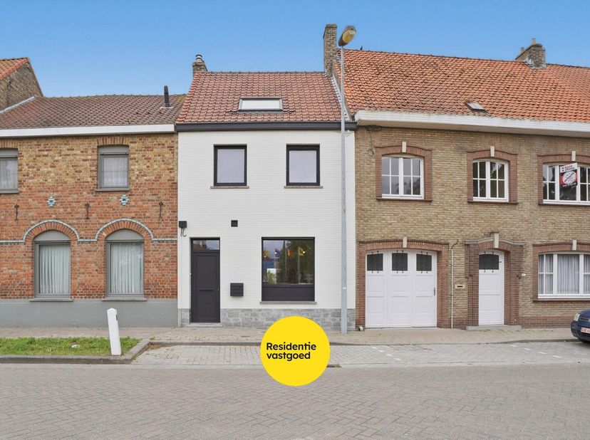Volledig gerenoveerde rijwoning met zonnige tuin in Nieuwpoort-Stad op 180m².<br />
Deze instapklare rijwoning werd in 2024/2025 grondig gerenoveerd e