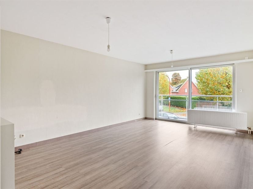 Knap gerenoveerd appartement (80m²) met twee slaapkamers op gunstige ligging te Lint en garage verplicht bij aan te kopen t.w.v. € 25.000! <br />
Ligg