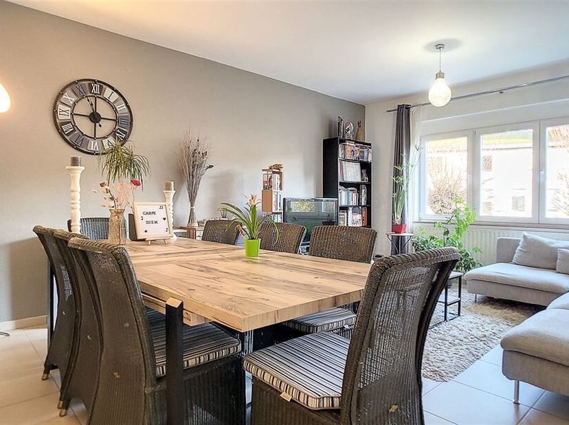 W Immobilière vous propose en location à Arlon, un bel appartement de 84 m² composée comme suit; hall d'entrée, grand séjour lumineux , cuisine entièr