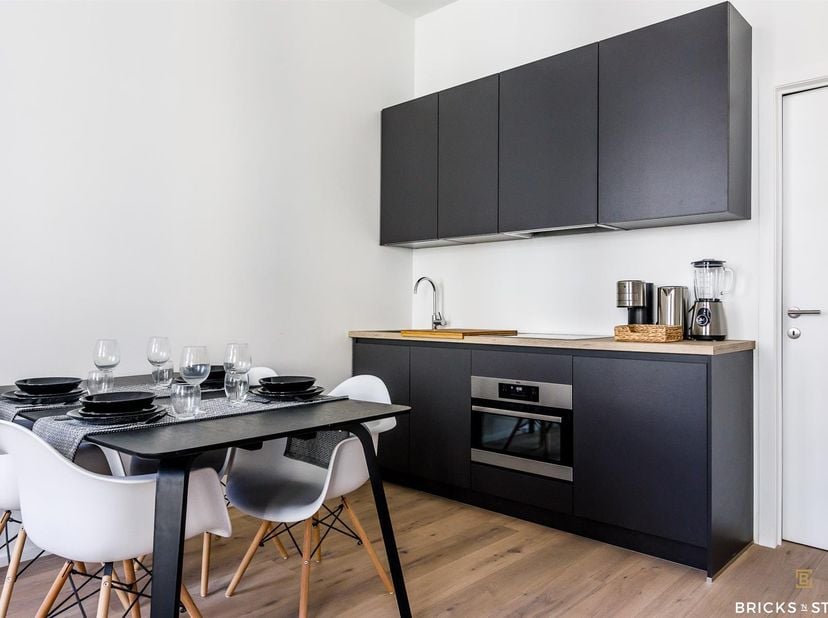 Gezellig gemeubeld appartement op de 3e verdieping van een totaal gerenoveerd gebouw.<br />
Ruime zithoek op parketvloer. Open keuken voorzien van koe
