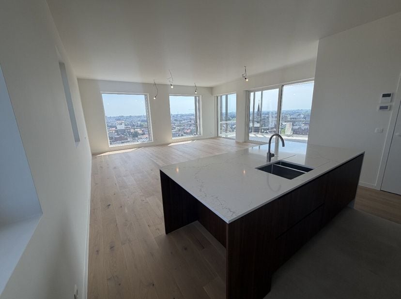 Ontdek dit uitzonderlijk ruime nieuwbouwappartement van maar liefst 122 m² (exclusief terras!) op de tiende verdieping, waar comfort, klasse en een ad