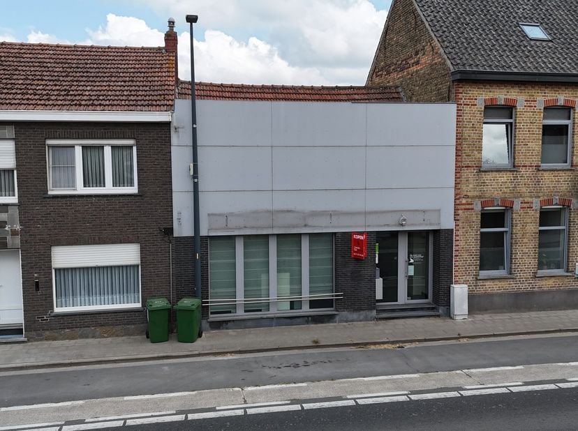 Gelegen in de Woumenweg, pal in het centrum van Woumen (Diksmuide), bevindt zich dit veelzijdige investeringspand/renovatiewoning met tal van mogelijk