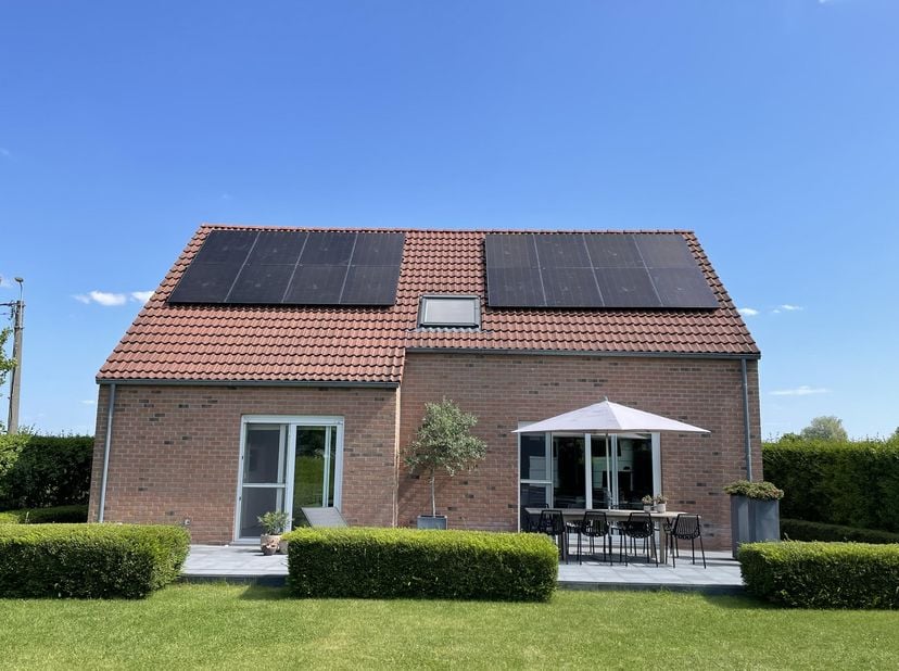 Zuidgerichte Villa te koop op grens van Ronse Ellezelles<br />
<br />
Charmante alleenstaande moderne villa te koop (EPC C), waar comfort, rust en gez