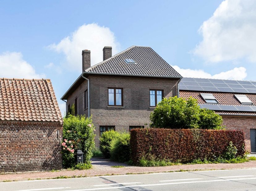 Cette habitation solide, de type semi-détachée, est située au cœur d'Asse, le long de la N9. Grâce à son excellente desserte, elle est idéale pour ceu