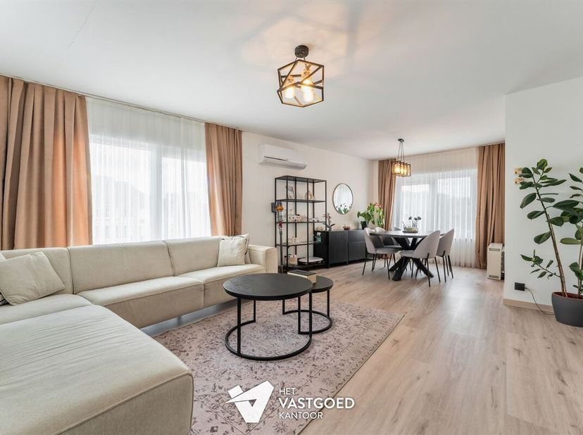 Recent gerenoveerd appartement (95m²) met 2 slaapkamers te As.<br />
Belangrijkste troeven: <br />
- Centrale ligging<br />
- Ramen, keuken en badkame