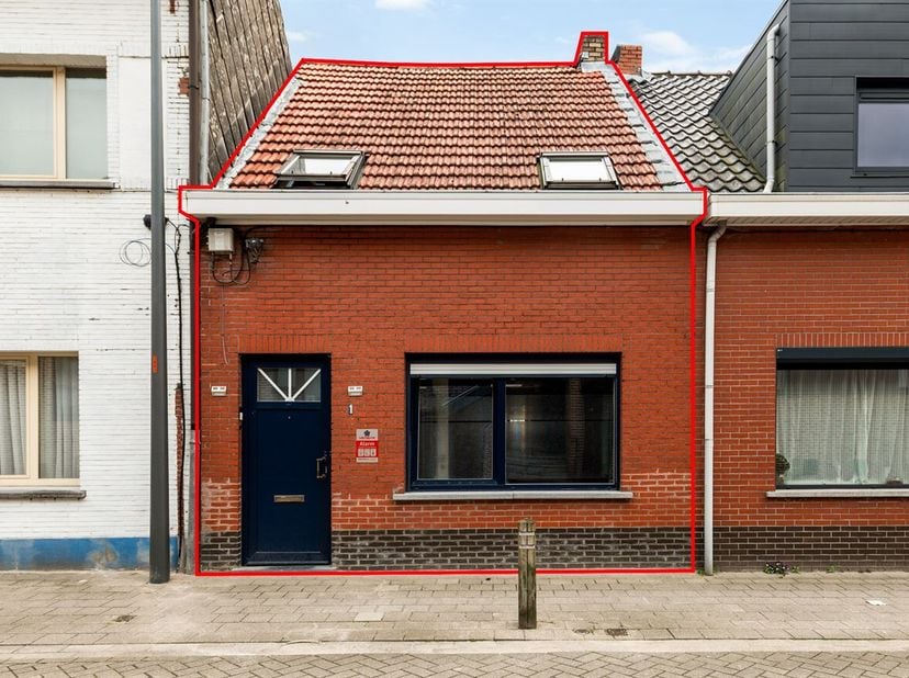 Gezinswoning met 1 slaapkamer en terras<br />
Gelijkvloers<br />
Via de inkomhal met praktische bergruimte bereikt u de leefruimte, die geniet van vee