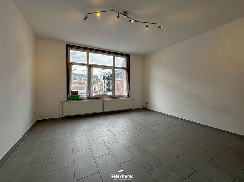 Duplex appartement met drie slaapkamers gelegen in het centrum van Doornik, op 200 meter van de Grote Markt.<br />
Eigen ingang tot de flat.<br />
Ink
