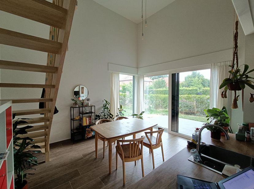 De woning maakt deel uit van een gezinswoning met jonge kinderen, oorspronkelijk bedoeld als kangoeroewoning. We zoeken daarom een rustige huurder die