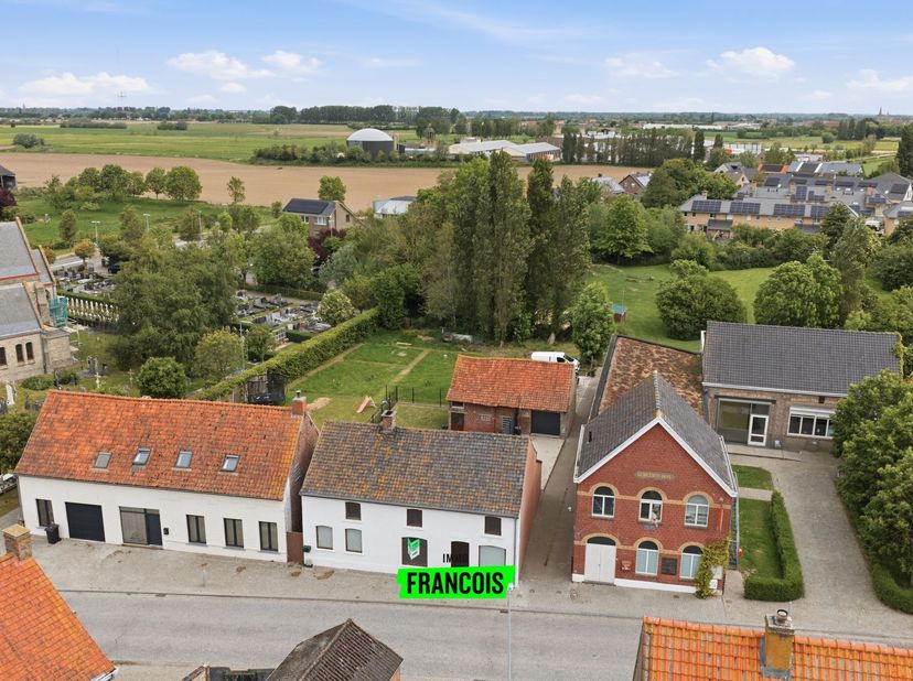 Op zoek naar een instapklare woning te koop in Westvleteren met karakter, ruimte en tal van mogelijkheden? Deze charmante halfopen bebouwing in Westvl