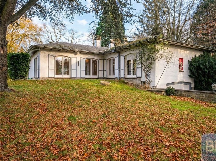 ***** OPTION ***** <br />
Niché dans un lotissement des Parcs d'Embourg, venez découvrir ce superbe bungalow d'environ 200m2 habitables qui trône au c