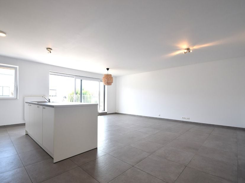 Op zoek naar een comfortabel en lichtrijk appartement in Poperinge? Dit aangename appartement biedt een praktische indeling, veel natuurlijk licht en