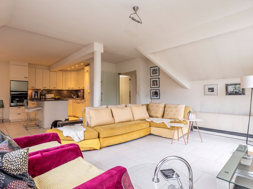 Op de 2e verdieping rechts treffen we dit ruime en instapklaar 1 slaapkamer appartement van 103 m² met leuk terras (Bj: 1998). Gesitueerd pal in het c