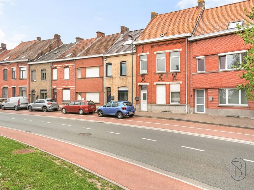 In het centrum van Ronse bevindt zich deze woning met vier slaapkamers en een aangename tuin. Dankzij de onmiddellijke aansluiting op de Kruisstraat g