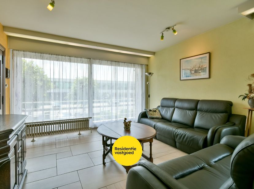 Welkom in de Oude Gentweg 68 te Torhout, een ruime en lichtrijke gezinswoning op een prachtig perceel van 900 m². Dankzij de gunstige ligging bevindt