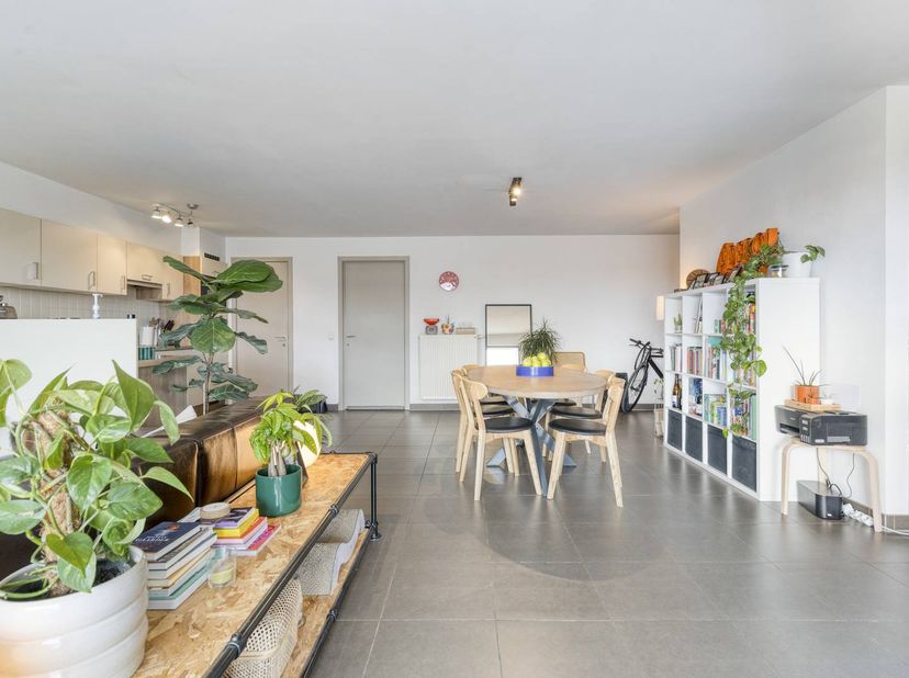 Dit instapklare appartement combineert een nette afwerking met een logische indeling. Gelegen op de vijfde verdieping geniet u van rust, maximale lich