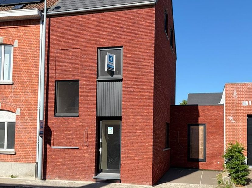 Hectaar bouwt drie nieuwbouwwoningen in Wervik, centraal gelegen nabij verschillende voorzieningen. Scholen, winkels, sportfaciliteiten en het stadsce