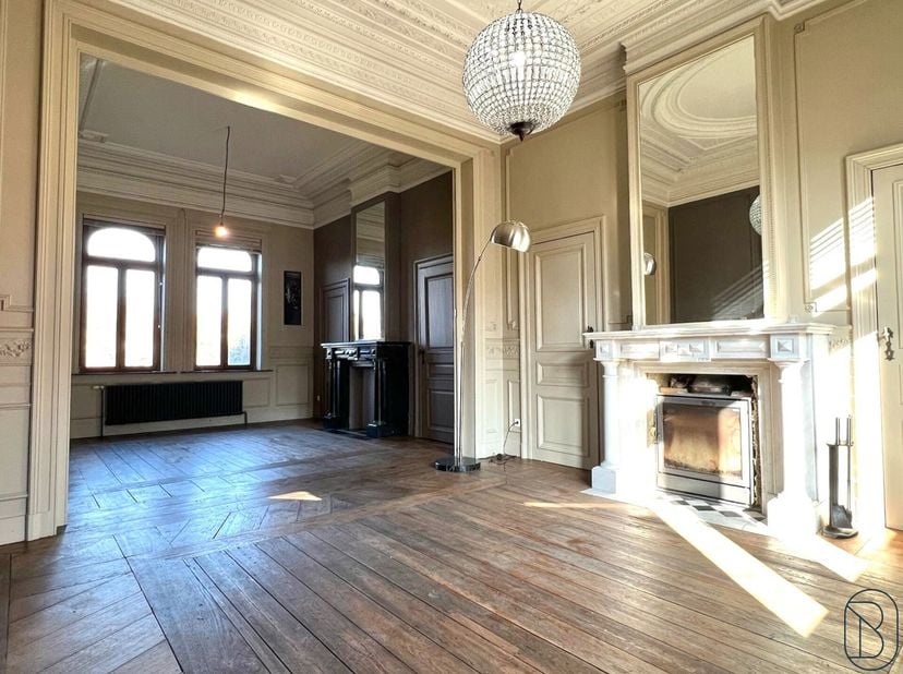 Charmante herenwoning met prachtige tuin en uitzonderlijk veel potentieel.<br />
De woning beschikt over grote, aangename ruimtes en leent zich perfec