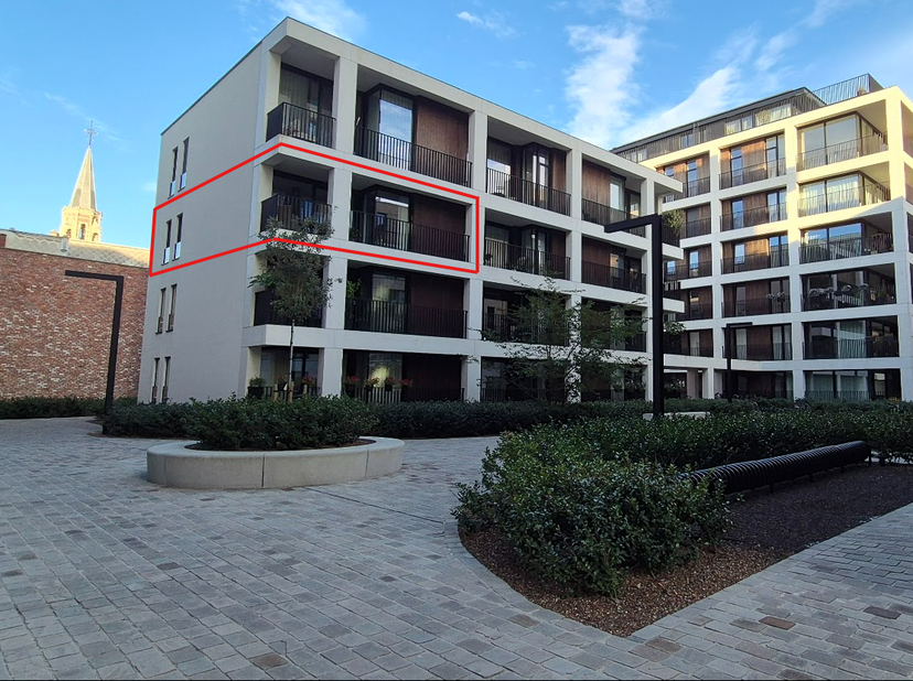 Ruim, energiezuinig nieuwbouwappartement in hartje Roeselare, met o.a. de Grote Markt en het station op wandelafstand. Het gebouw situeert zich op een