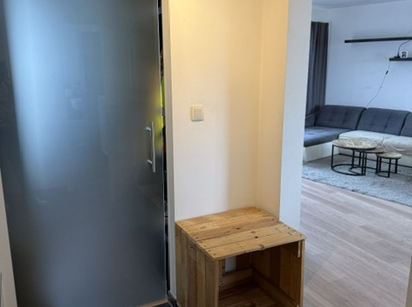Appartement gelegen centrum Tessenderlo, op de hoek van Neerstraat en Geelsebaan; met gesloten garage en berging.<br />
Gelegen op 3 de verdieping; me