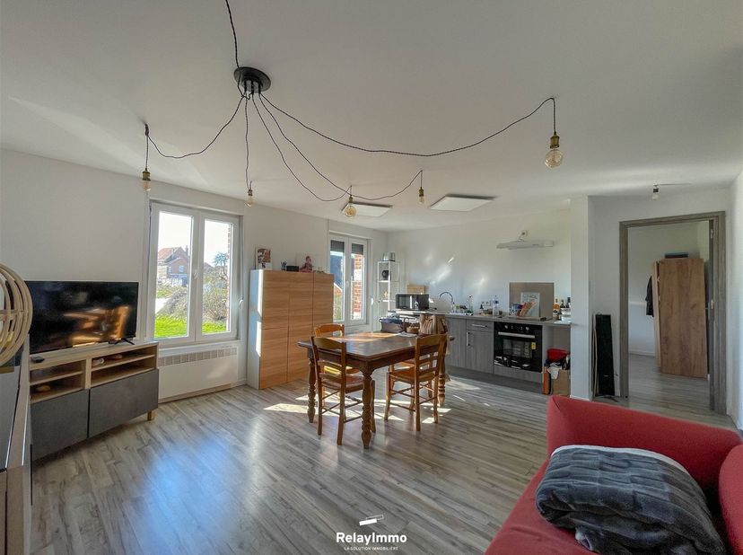 Kavel van twee appartementen in een klein condominium bestaande uit een appartement met twee slaapkamers van 66 m2 en een studio van 50 m2. Ideaal gel