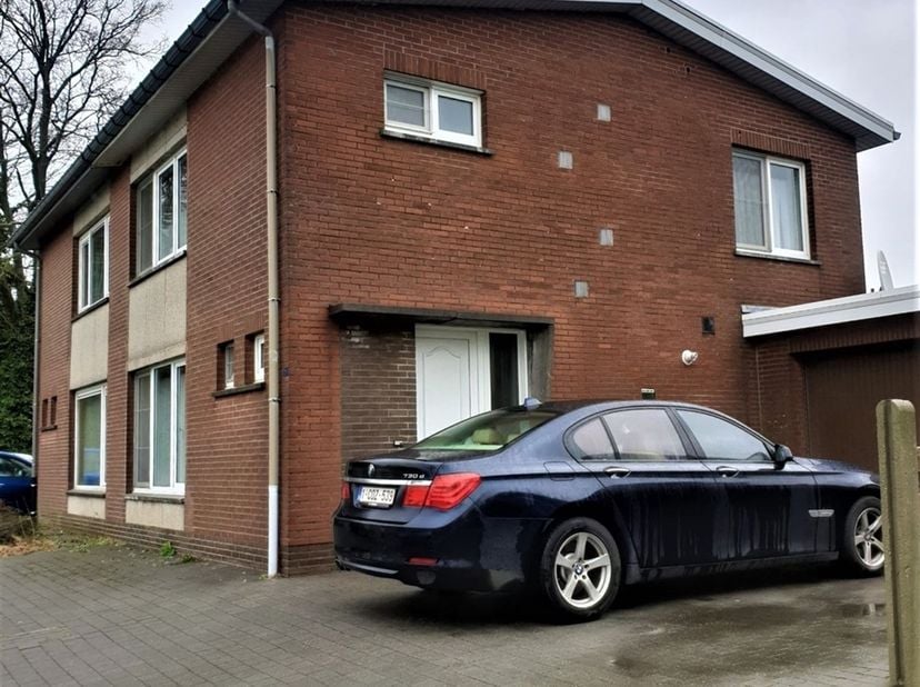 Spacieuse maison familiale à Beringen<br />
<br />
Maison bien entretenue d'une surface habitable de 126 m², comprenant trois chambres, un garage inté