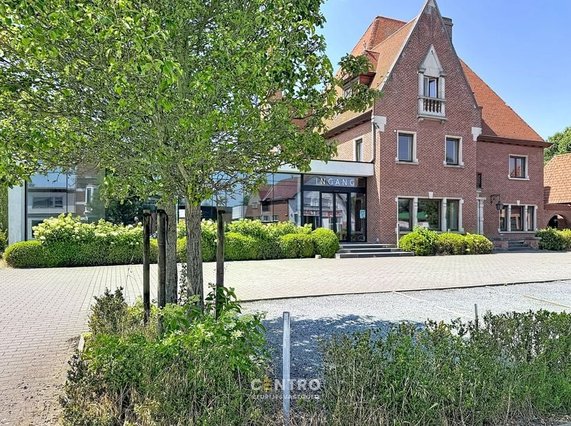 Uitzonderlijke commerciële site met woonst op toplocatie te Roeselare!<br />
<br />
Op een absolute zichtlocatie langs één van de belangrijkste commer
