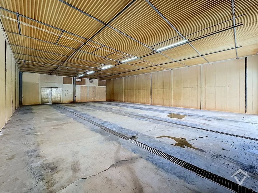 Deze opslagruimte heeft een oppervlakte van 200m², gelegen te Hooglede. <br />
<br />
Dit pand is enkel bedoeld voor opslagruimte. Elektriciteit voorz