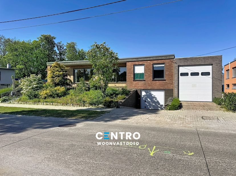 Zeer karaktervolle woning met 3 RUIME slpks, 3 garages, PRAKTIJKruimte en leuke tuin te Roeselare!<br />
<br />
INDELING:<br />
Gelijkvloers:<br />
Ru