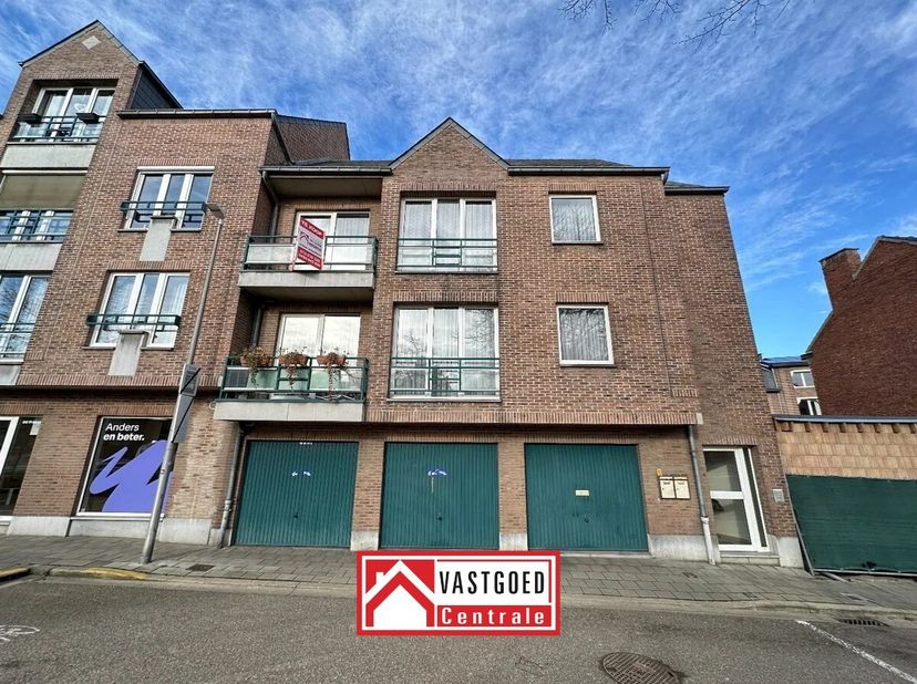 Dit gezellige appartement ligt op een uiterst gunstige locatie, op slechts enkele minuten stappen van de Grote Markt in Tongeren. Dankzij de bijzonder