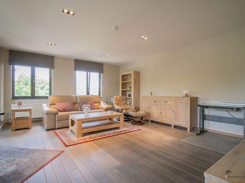 Appartement van 104 m² op de 3de verdieping met 2 slaapkamers, 2 terrassen en staanplaats. <br />
<br />
Gezamenlijke inkomhal op het gelijkvloers.