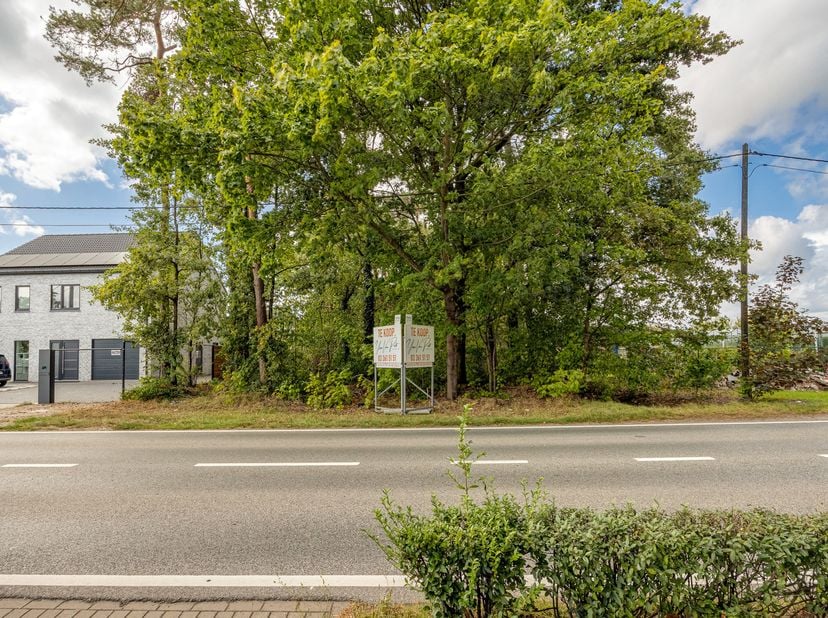 Gelegen op een goed bereikbare locatie bevindt zich dit mooi stuk bouwgrond met oppervlakte van 995m² voor open bebouwing, net buiten de dorpskern van