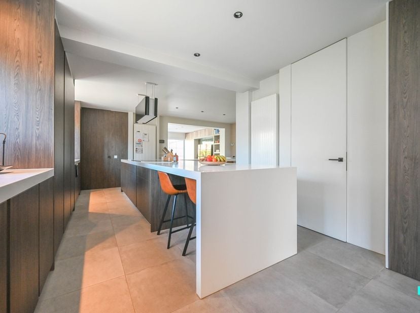 Gelegen nabij het centrum in Anzegem bevindt zich deze gerenoveerde en veelzijdige woning. Dankzij de gunstige ligging geniet je hier van een rustige