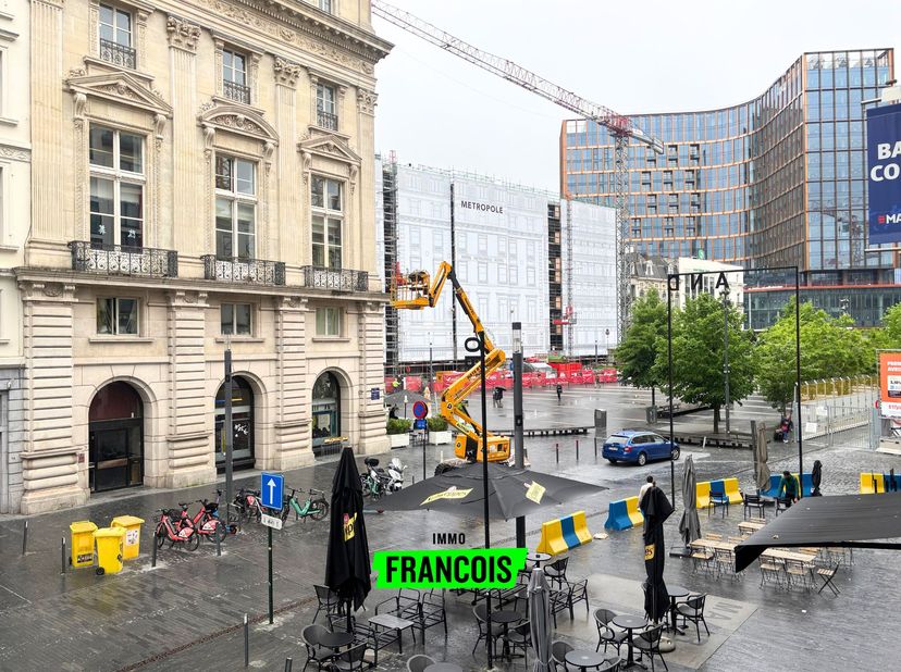 Gelegen op het iconische De Brouckèreplein in het bruisende centrum van Brussel, bevindt zich dit stijlvol instapklaar hoekappartement in de residenti