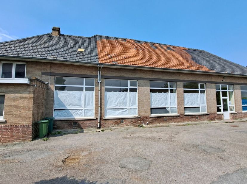 Multifunctioneel gebouw zijnde een voormalig schoolgebouw gelegen te Geetbets. Ideaal voor uitbating zelfstandige activiteit of dienstensector of vrij