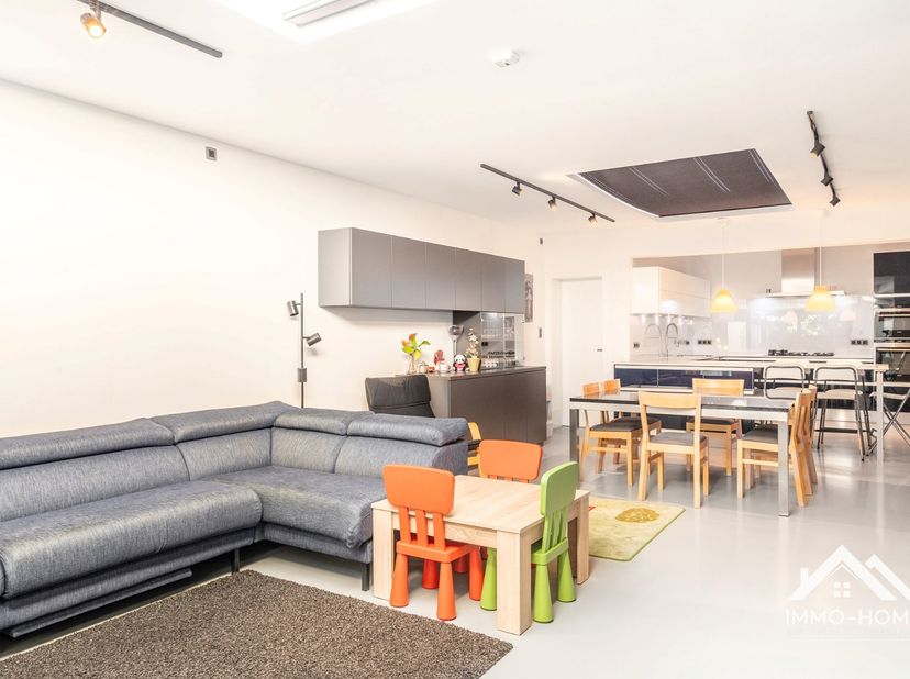 Deze verrassend grote rijwoning zit verborgen achter een mooie gevel, en is gelegen vlakbij het centrum van Lokeren. Via een ruime inkomhal (met gaste