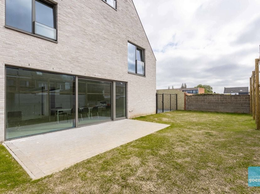 AANKOOP onder 6% btw mogelijk.<br />
Kijkdag op zaterdag 24/05.<br />
Moderne nieuwbouwwoning in hartje Lede in rustig nieuw woonerf op wandelafstand