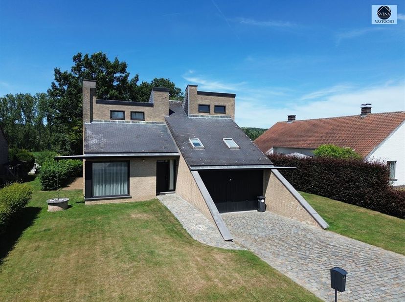 MAISON DE CHARME À QUATRE FAÇADES, SITUÉE AU CALME, AVEC 4 CHAMBRES<br />
Prix indicatif : 399 000 euros<br />
<br />
Cette maison d'exception est sit