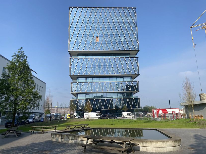 Espaces de bureaux exclusifs à louer dans la tour Westwing à Westwing Park à Roeselare. <br />
<br />
Espaces de bureaux haut de gamme d'environ 207 m