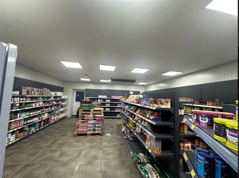 Espace commercial moderne de 154m² - très bien situé près du centre de Beverlo<br />
<br />
Cet espace commercial de 154m² récemment rénové est stra