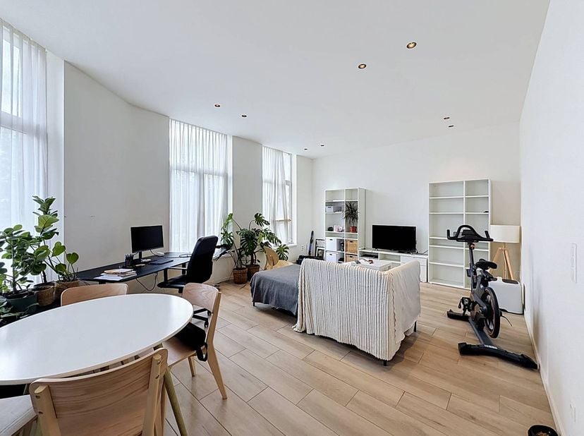 Dit appartement in de Slachthuisstraat kent een unieke en uiterst functionele indeling. Op het gelijkvloers bevindt zich de zeer ruime woonkamer met a